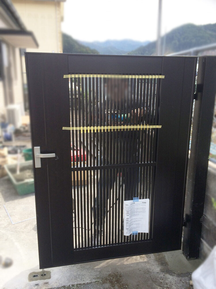 破損した箇所の取替工事をした郵便局の門扉