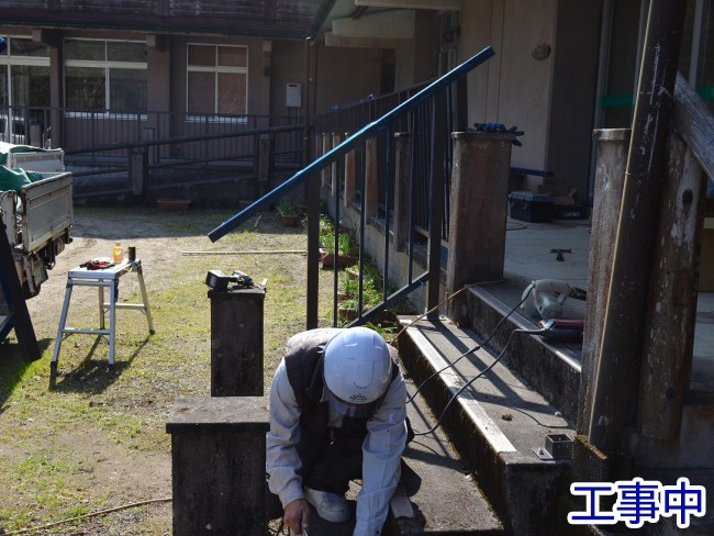 手すり取替工事中の様子