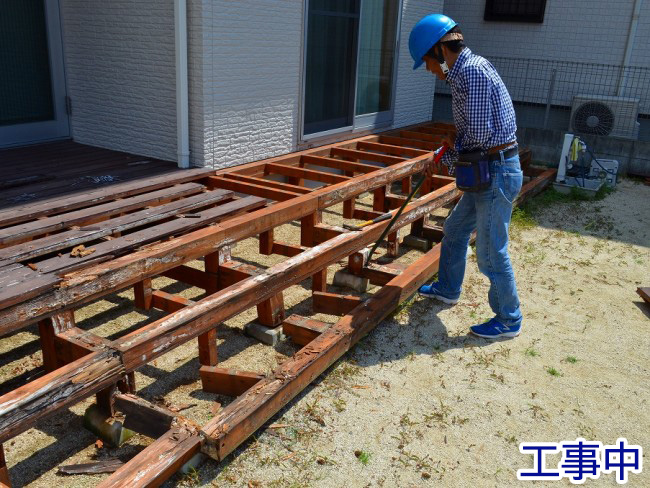 既設の天然木デッキ解体作業中の様子