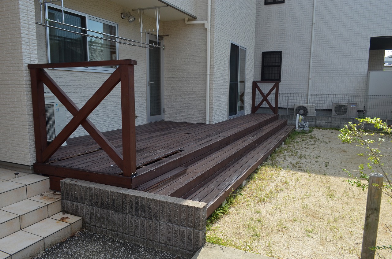 経年劣化した天然木のウッドデッキ