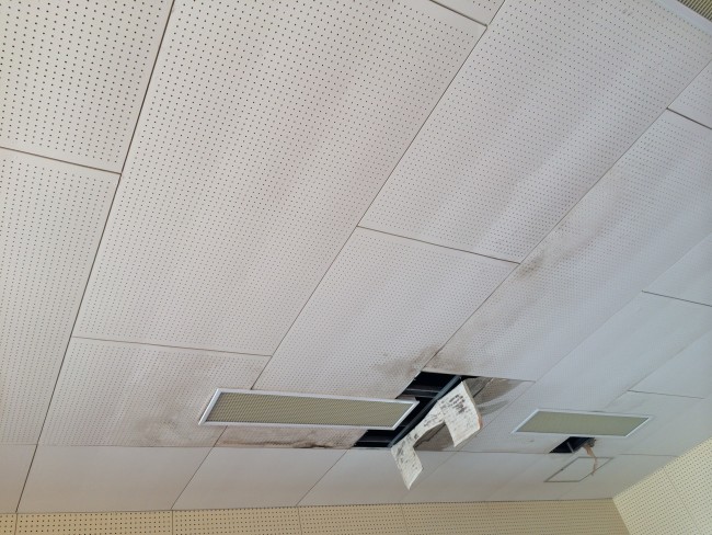 雨漏りで補修工事が必要になった天井