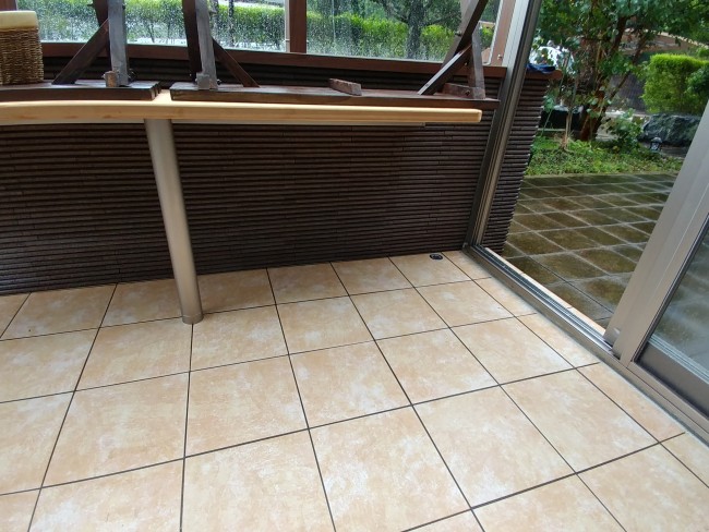 ガーデンルーム内の床の排水溝設置後