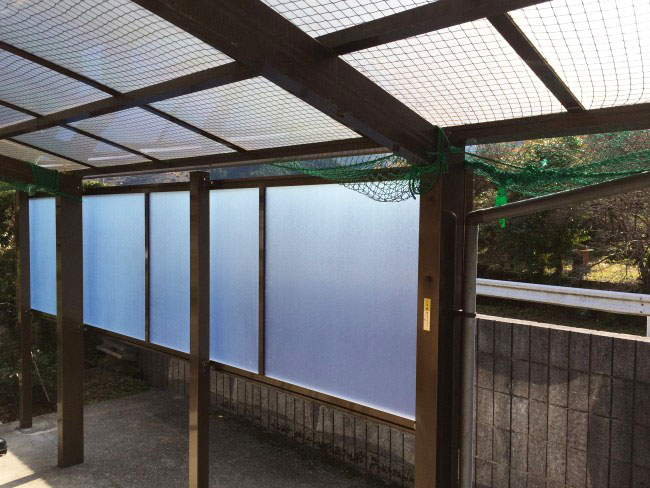 柱と目隠しパネルの追加工事をしたテラス屋根（内側からの写真）