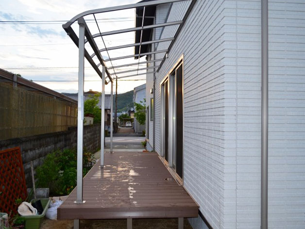 お庭に設置されたテラス屋根とウッドデッキ