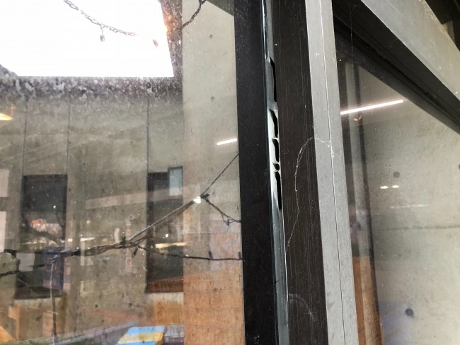 シリコンが劣化した窓ガラス