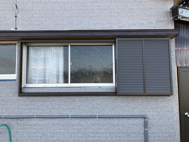 雨戸が新設された引違い窓（正面・開放時の写真）