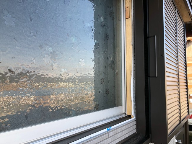 雨戸が新設された引違い窓（左側・開放時の写真）