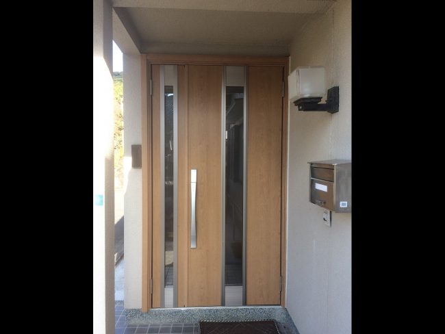 リフォーム工事後の玄関ドア（正面からの写真）1