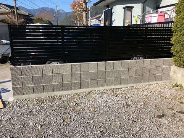 新設されたブロック塀と目隠しフェンス（隣地からの写真）