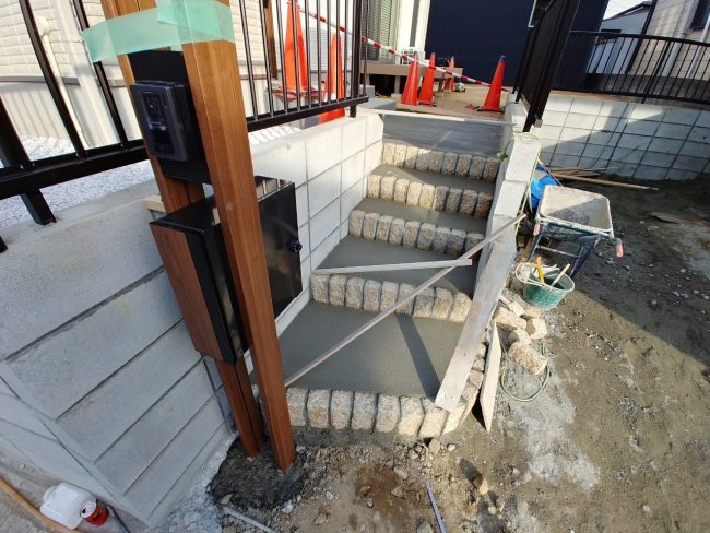 門柱＆アプローチ階段施工中の様子