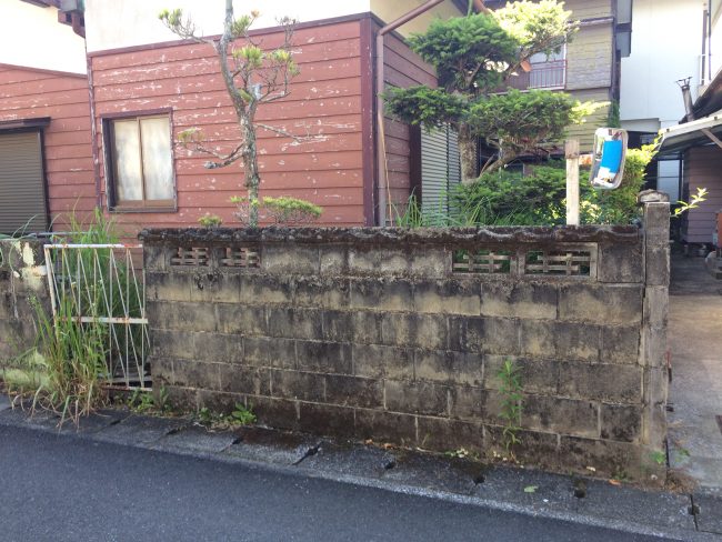 解体・撤去工事前の古いブロック塀