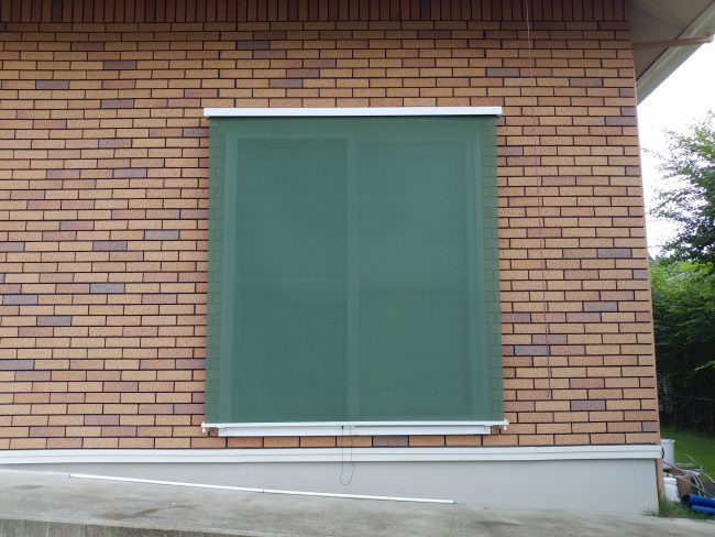 緑色のサンシェード設置後の掃き出し窓（正面からの写真）2