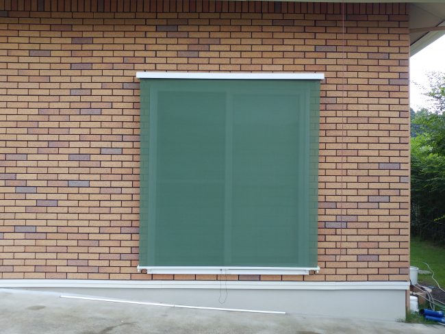 緑色のサンシェード設置後の掃き出し窓（正面からの写真）1