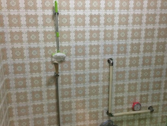 手摺り取付工事前の浴室の壁