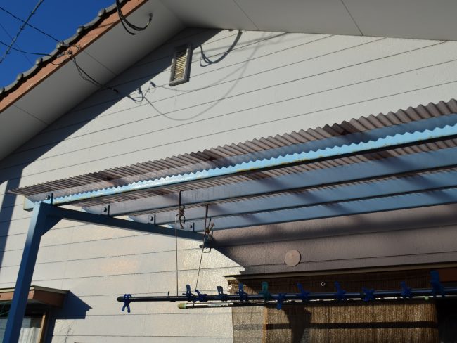 波板張替工事後のテラス屋根（右側の写真）