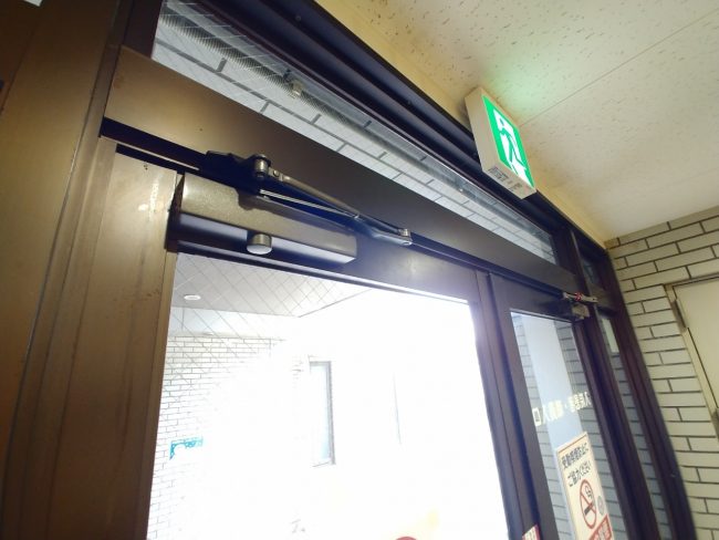 ドアクローザー交換後のドア（左側からの写真）