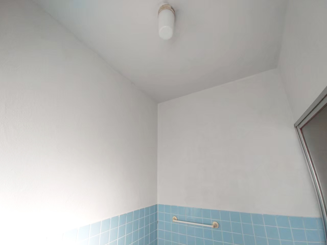塗り替え工事後の浴室の壁2