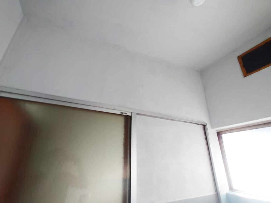 塗り替え工事後の浴室の壁3