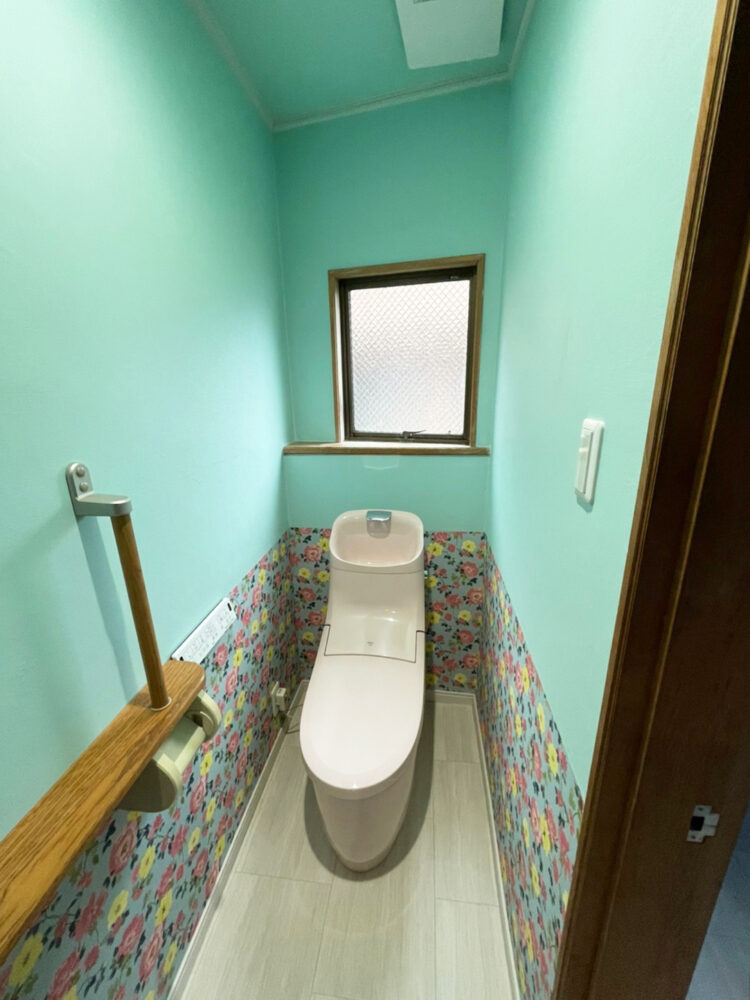 個性的なデザインの内装のトイレ