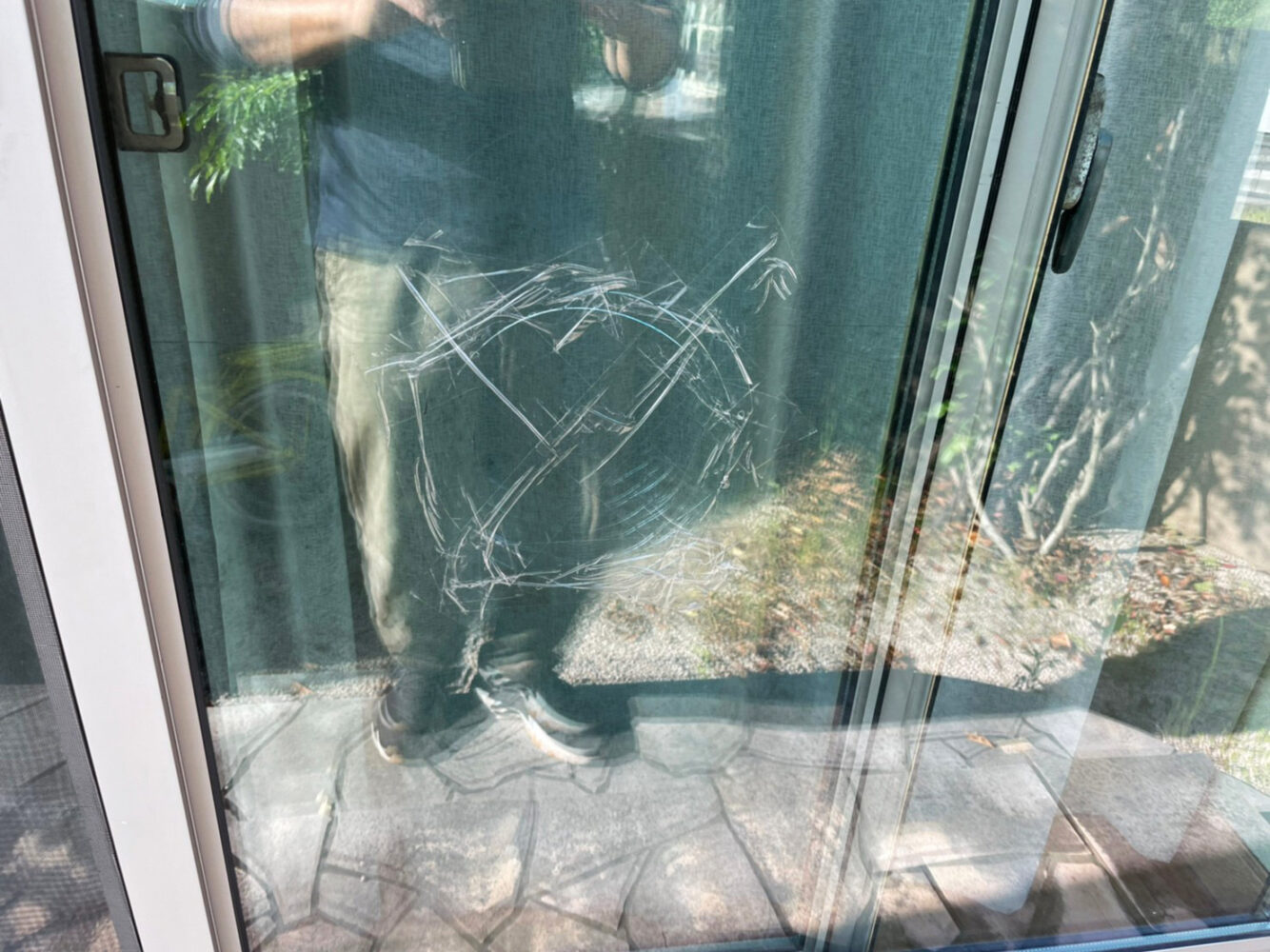破損した窓ガラス