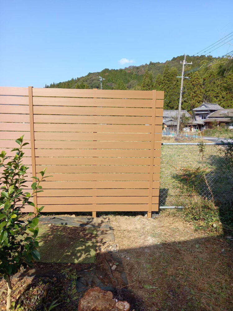 補修工事完了後の木彫フェンス（正面からの写真）
