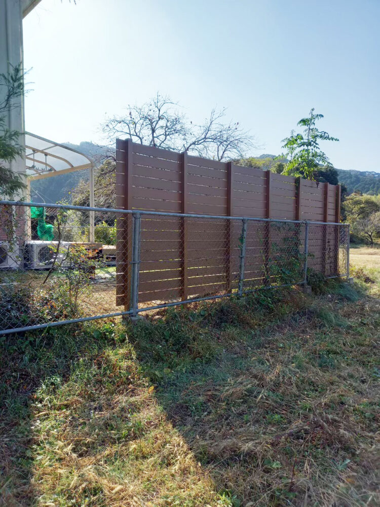 補修工事完了後の木彫フェンス（裏側からの写真）