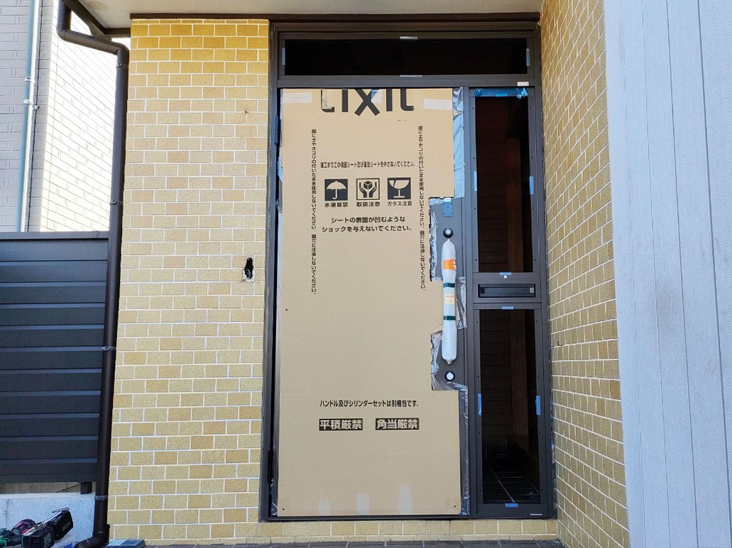 リフォーム工事中の玄関ドア