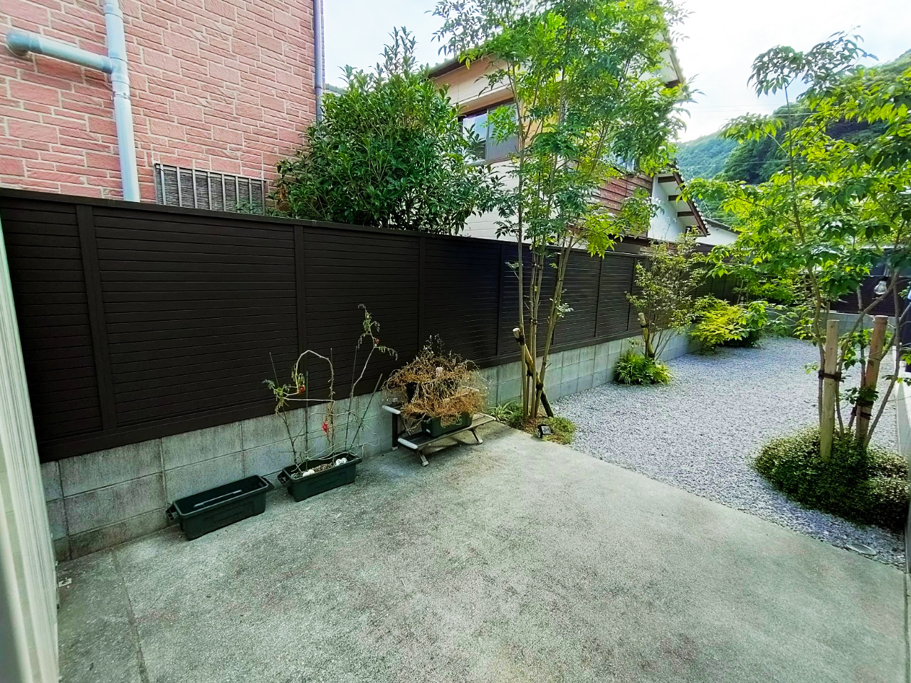 目隠しフェンスを設置したお庭（左側からの写真）