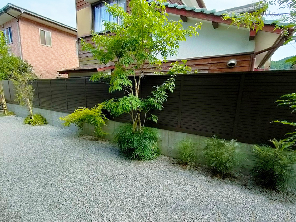 目隠しフェンスを設置したお庭（右側からの写真）