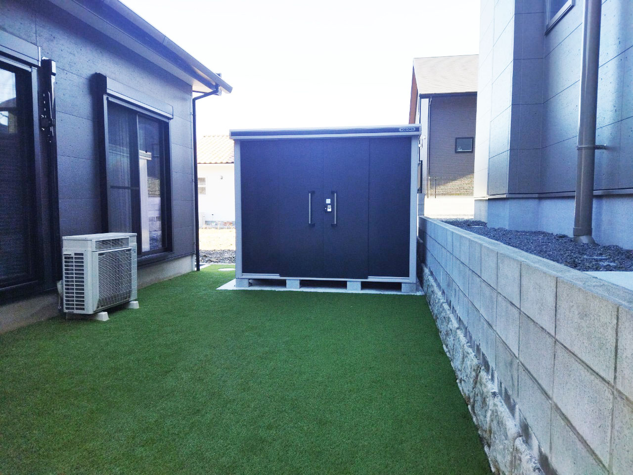 お庭に設置された黒い物置と人工芝1