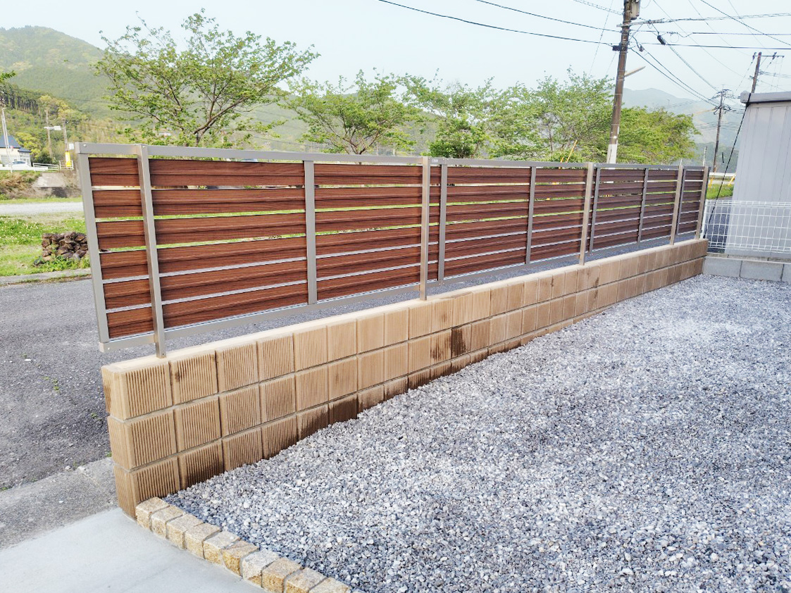 新築外構工事で設置された化粧ブロック塀と木目調の目隠しフェンス（内側）