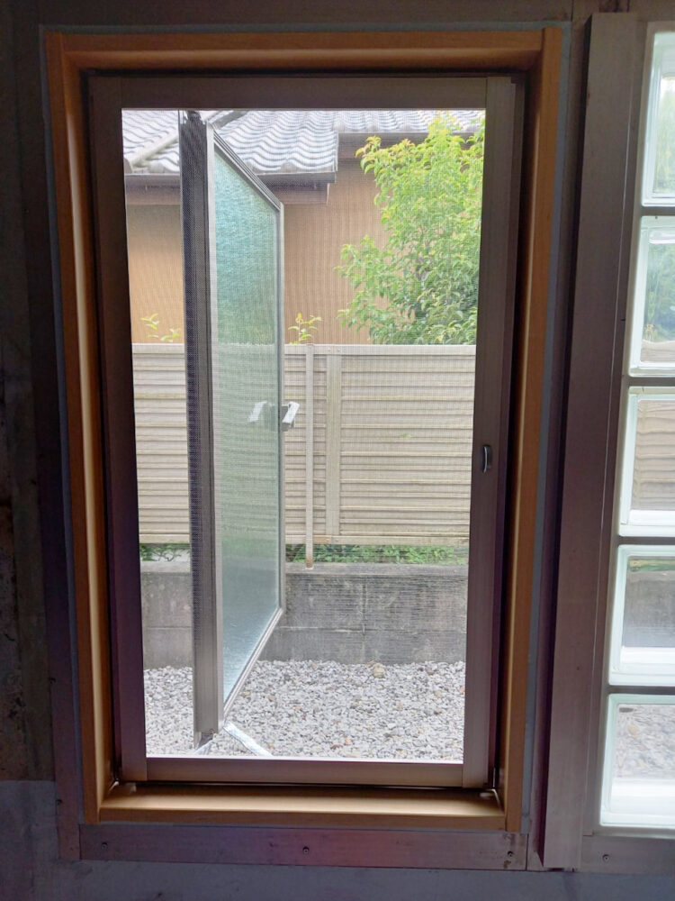 ガラリ窓から縦滑り出し窓にリフォーム（左側の窓）