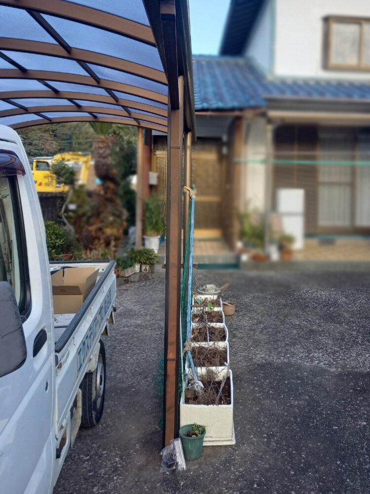 修理が必要なカーポートの雨樋