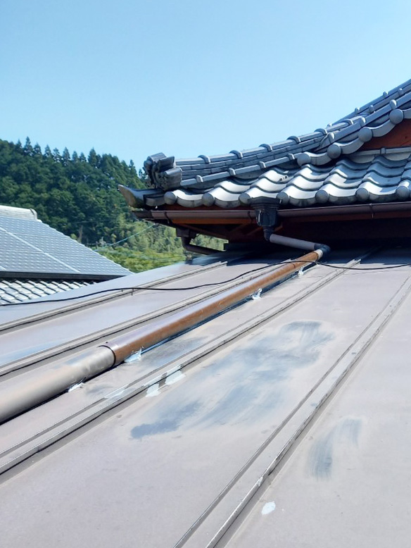 修理をした雨樋と屋根（全体図）