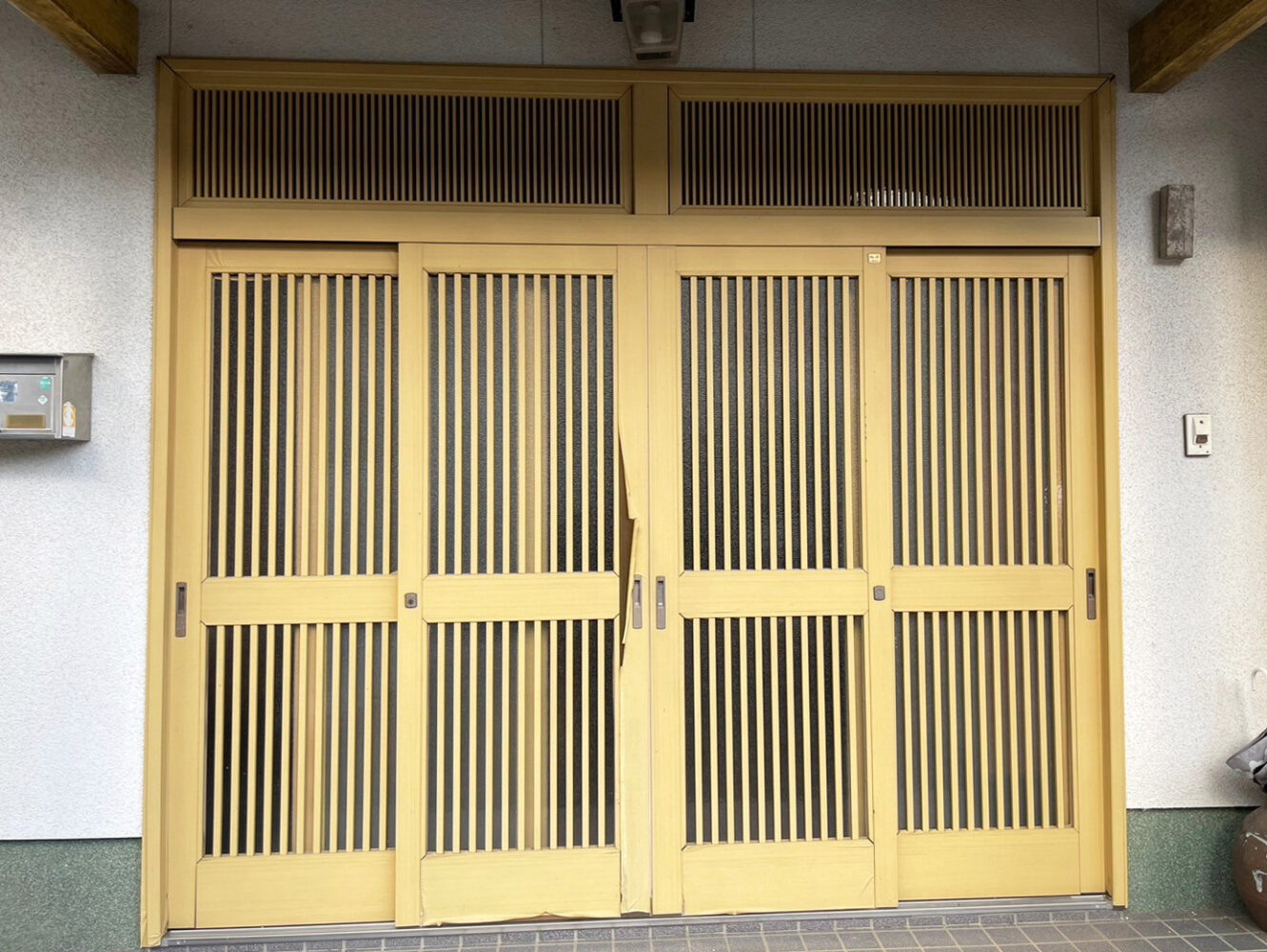 経年劣化した4枚建の玄関引戸（外観）