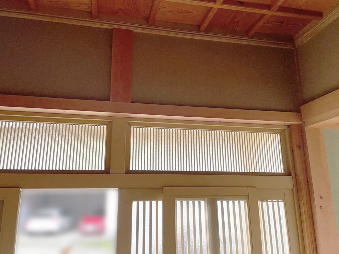 経年劣化した4枚建の玄関引戸（内観・ランマ）