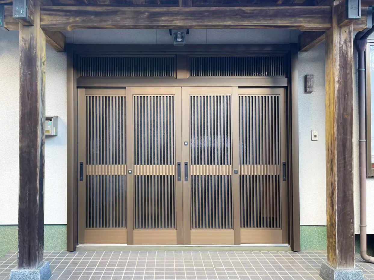 取替工事で綺麗になった4枚建の玄関引戸（閉めた状態）