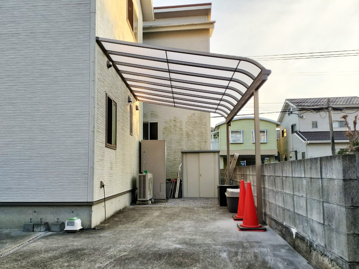テラス屋根『スピーネ』設置工事後のお家（真横からの写真）
