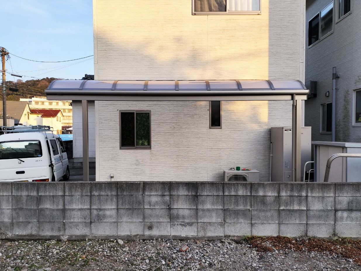 テラス屋根『スピーネ』設置工事後のお家（正面からの写真）
