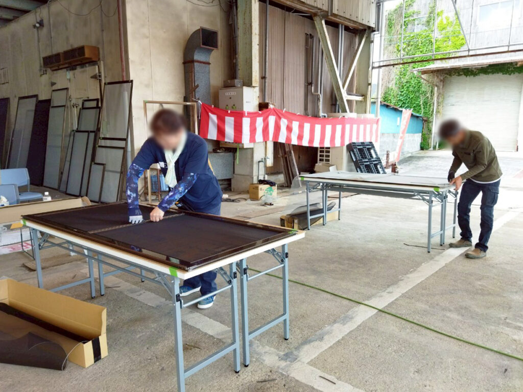2025年5月網戸張替イベント（張替作業中の様子）