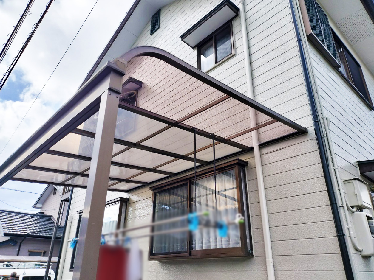 エアコンの配管に干渉しないように再設置したテラス屋根パネル