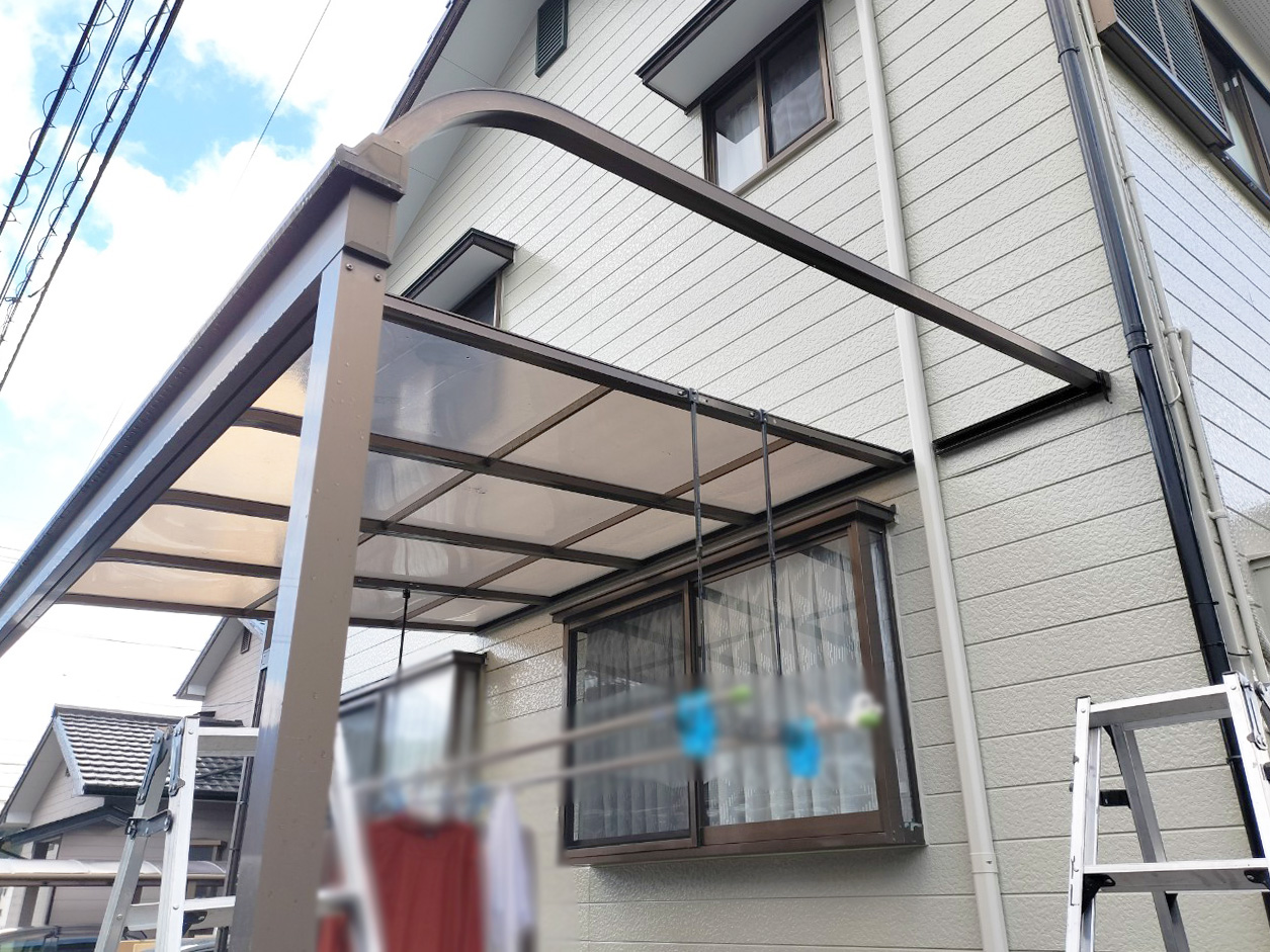 パネルを一部取り外したテラス屋根