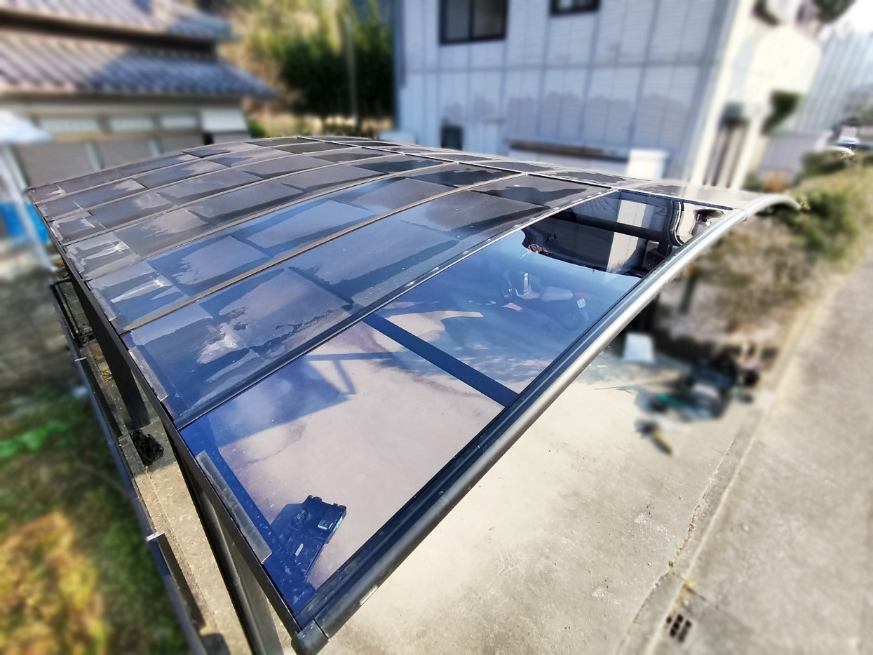 破損した屋根パネルの補修工事をしたカーポート（上からの写真）