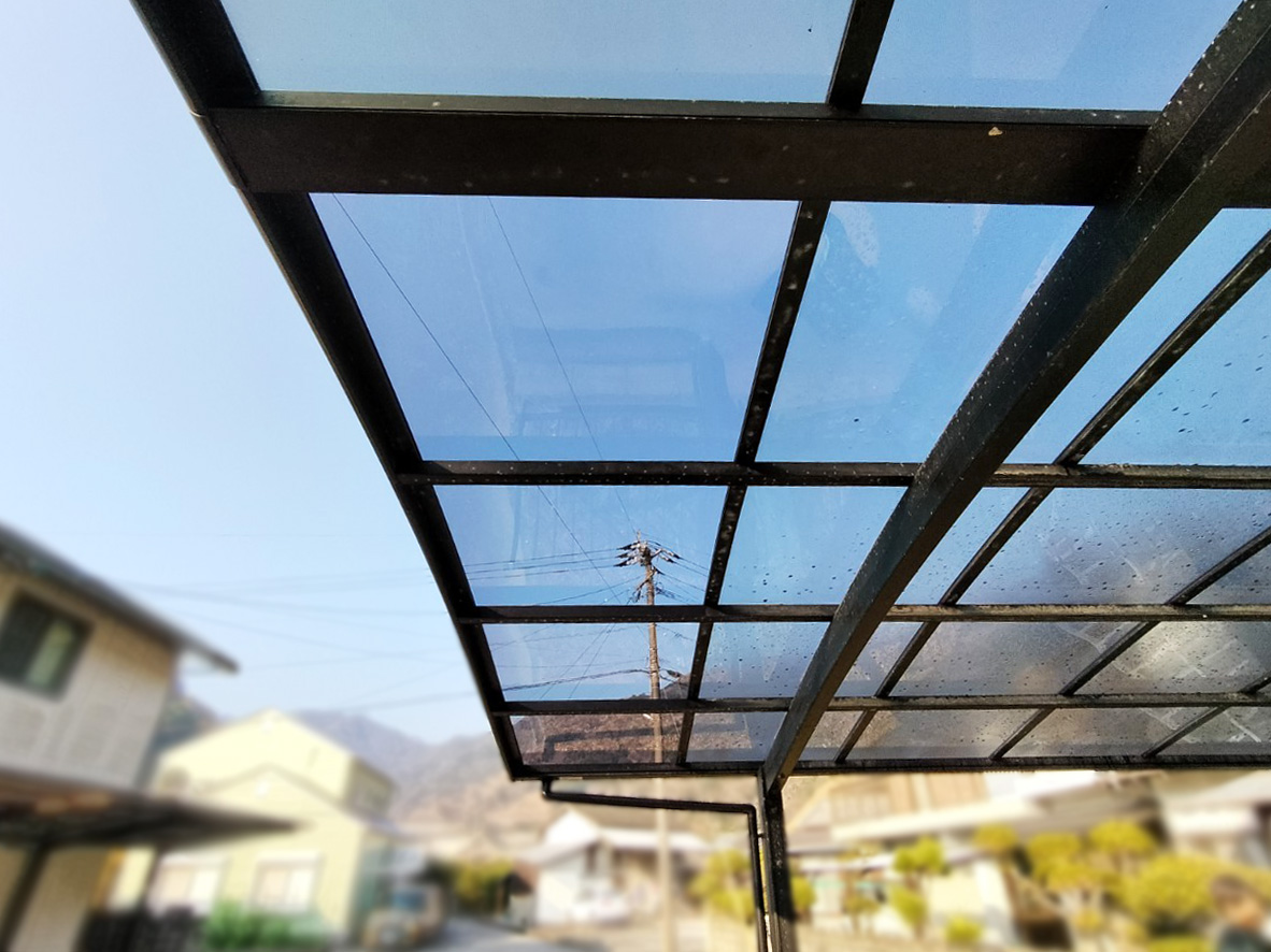 破損した屋根パネルの補修工事をしたカーポート（下からの写真）