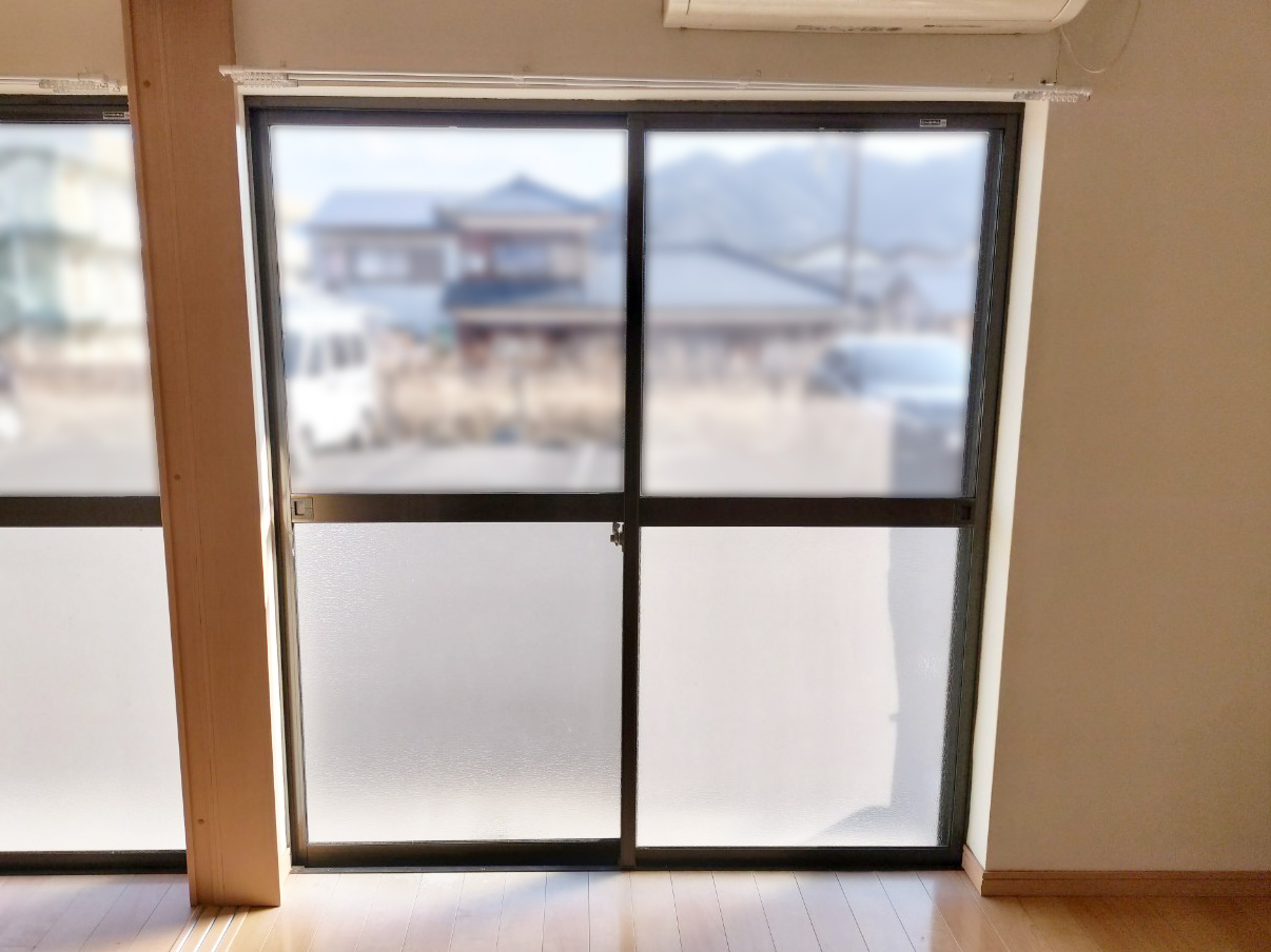 内窓設置前のアパートの掃き出し窓