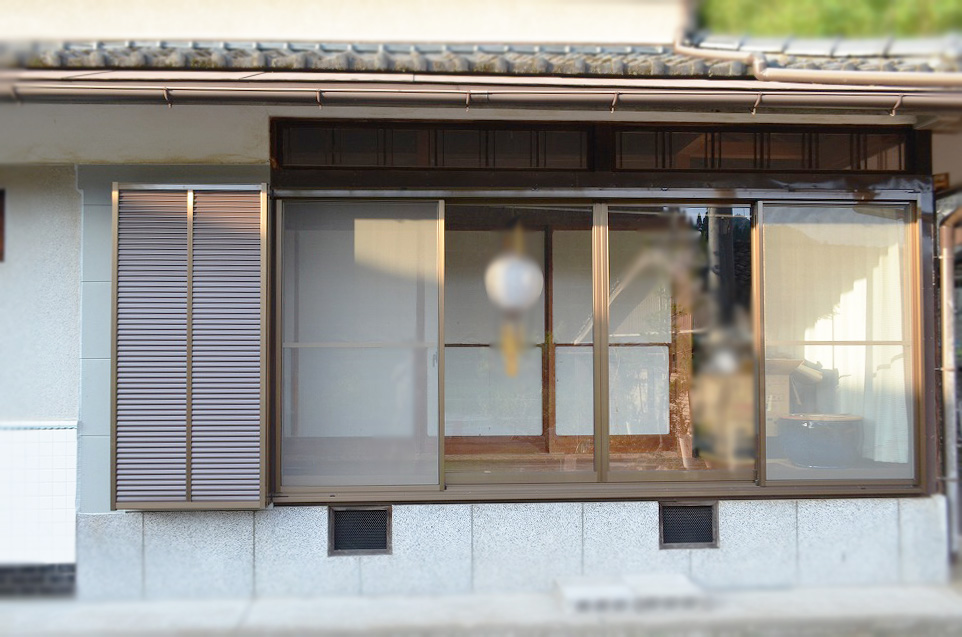 取替工事をしたサッシと雨戸(正面からの写真)
