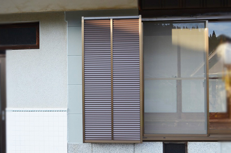 取替工事をしたサッシと雨戸(雨戸の拡大写真)