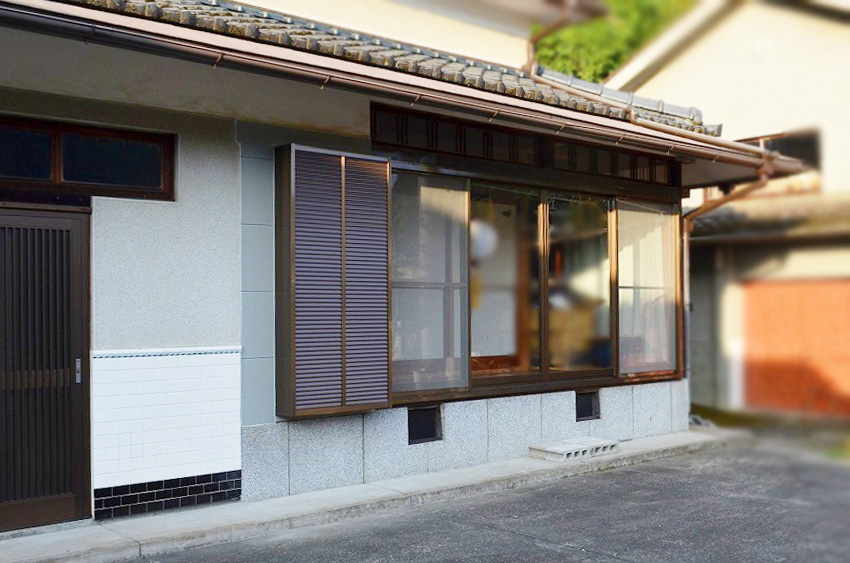 取替工事をしたサッシと雨戸(左側からの写真)