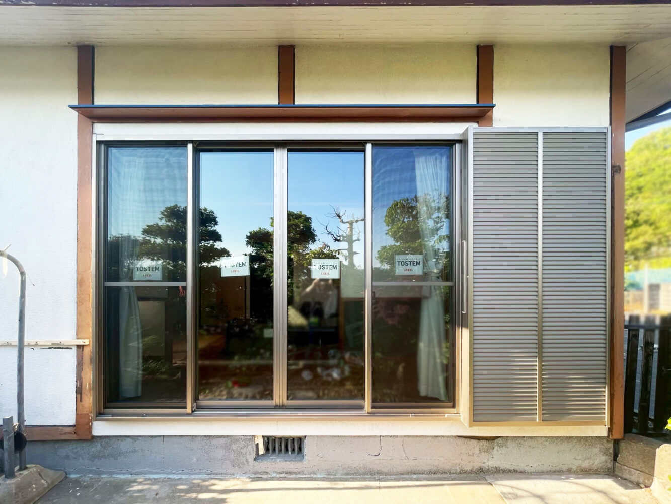 内窓設置工事と雨戸リフォームをした4枚建の引違い掃き出し窓