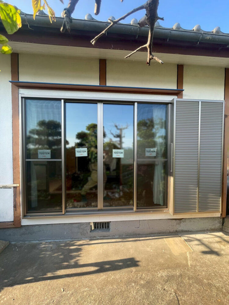 内窓設置工事と雨戸リフォームをした4枚建の引違い掃き出し窓